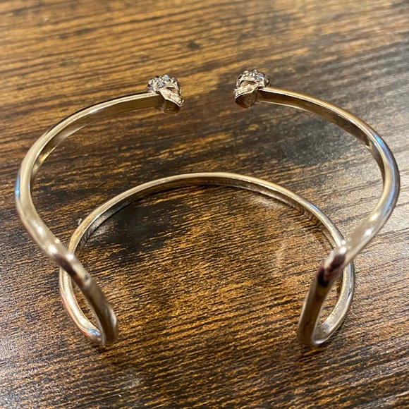 ALEXANDER MCQUEEN
Gold Skull Bracelet
Worn twice - Picture 4 of 6